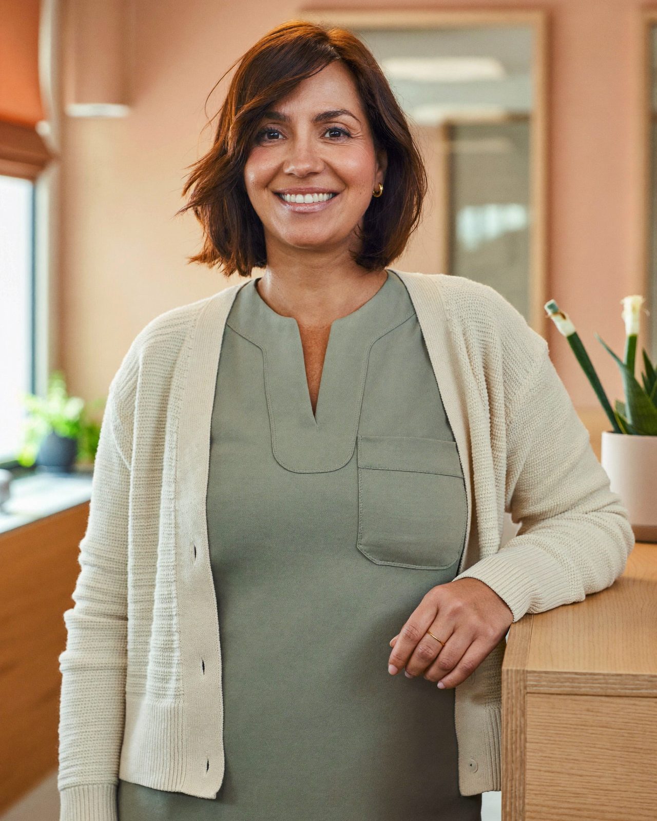 Elena Ruiz, recepción de Movera Fisioterapia